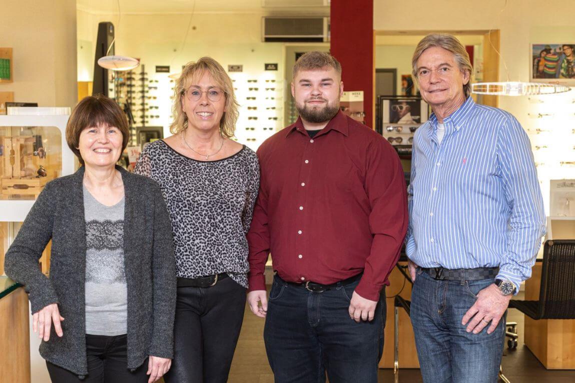 Mann mit schwarzer sonnenbrille mit silber verspiegelten glaesern